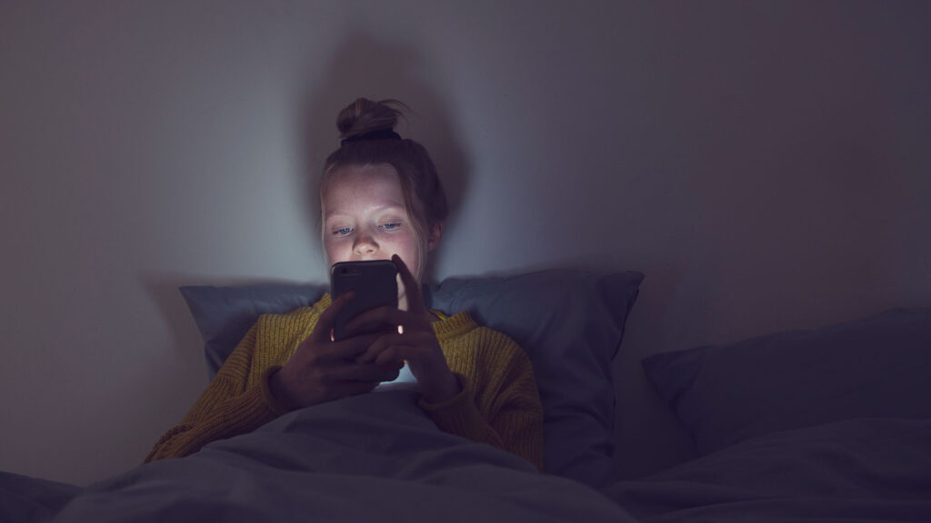 Francia plantea restricciones estrictas en redes sociales para proteger a menores