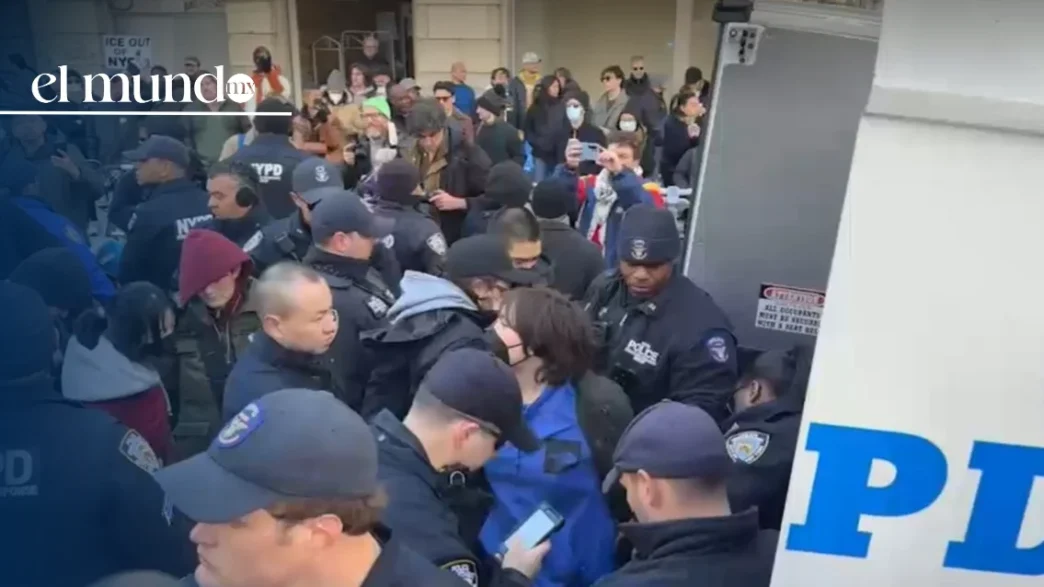 NY detiene a manifestantes que bloqueaban el paso de ICE
