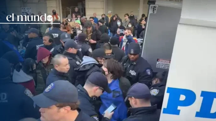 NY detiene a manifestantes que bloqueaban el paso de ICE
