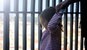 Menor detenido en Texas genera protestas frente a centro de detención