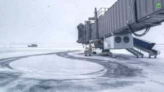 Tormenta invernal Fern provoca cancelación masiva de vuelos en Estados Unidos