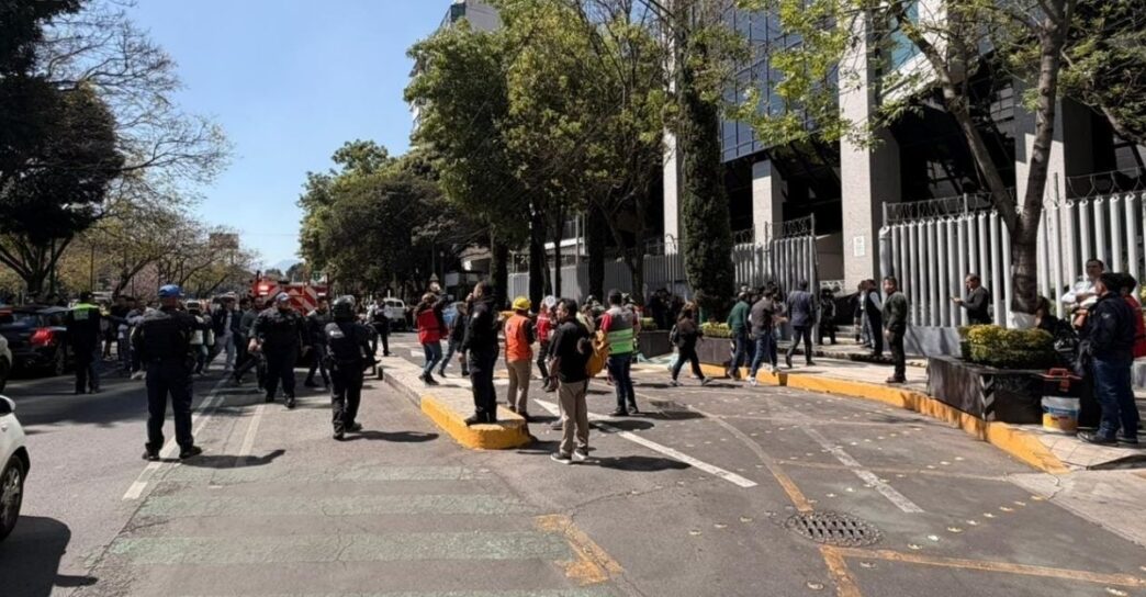 CDMX: Alerta por amenaza de bomba en Torre Prisma provoca desalojo del personal