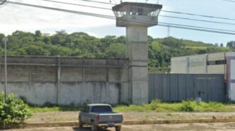 Fuga en penal de Puerto Vallarta deja 23 reos prófugos tras motín